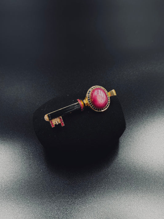 CLAVE BROOCH & PENDANT